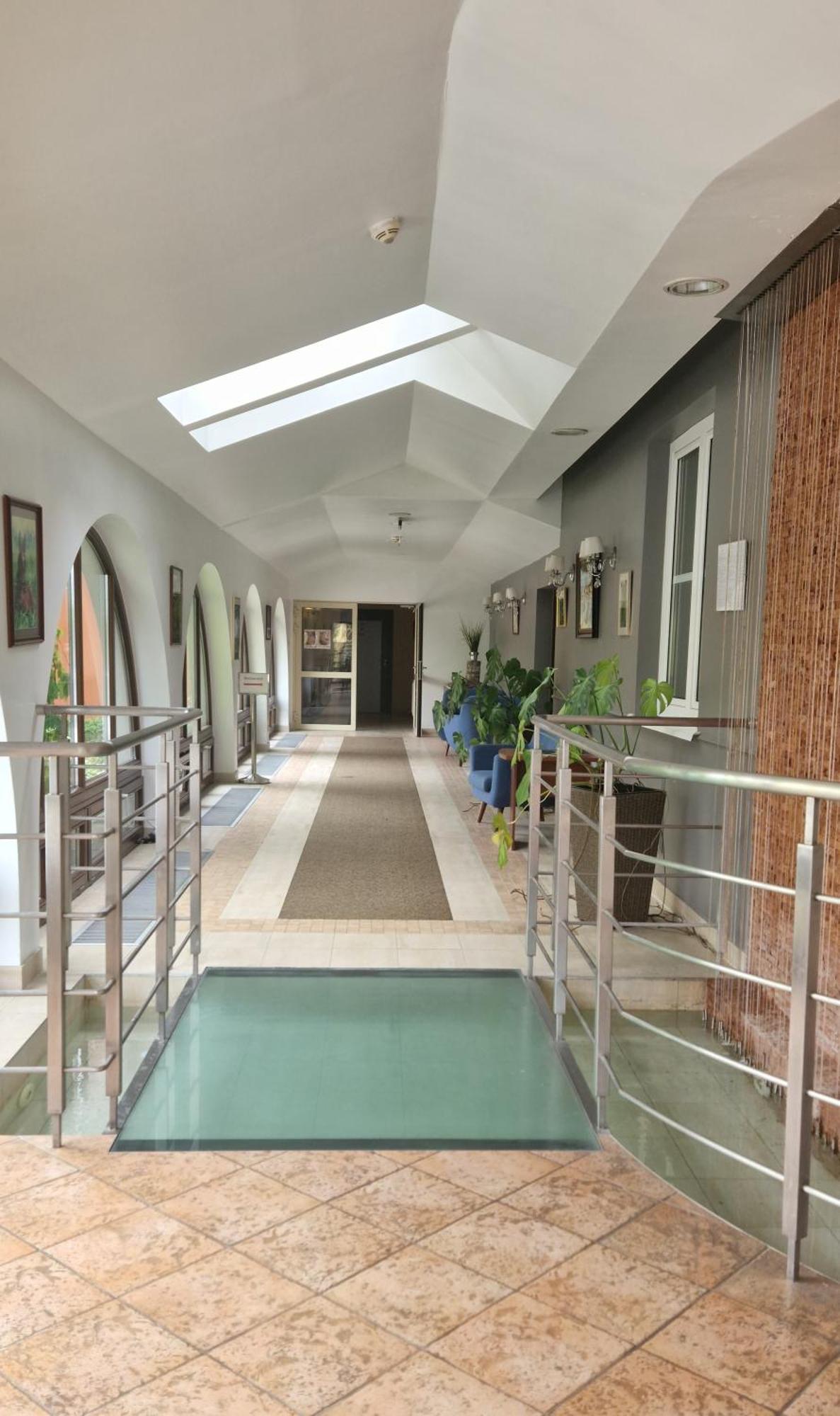 Hotel Korona Spa & Wellness Zemborzyce Dolne Exterior foto
